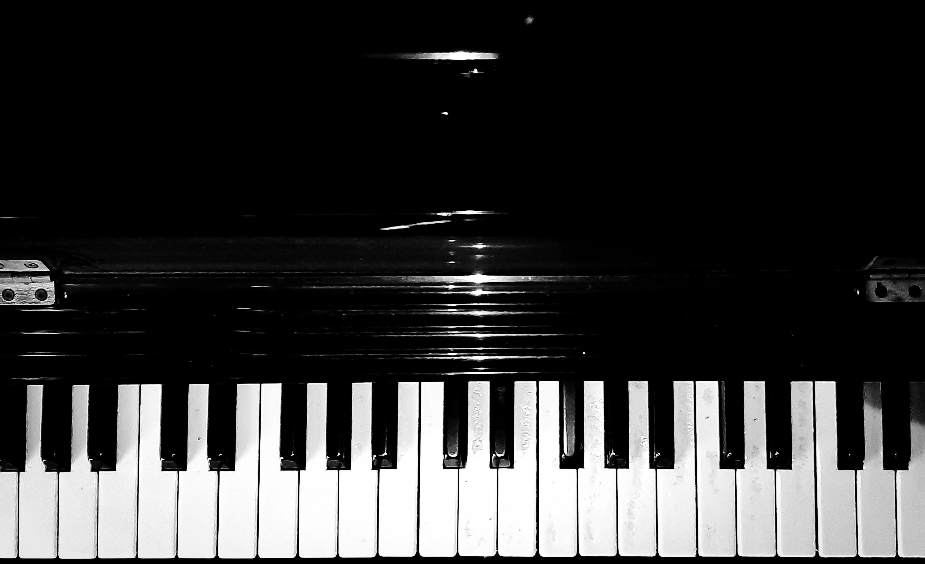 piano_black_white.jpg